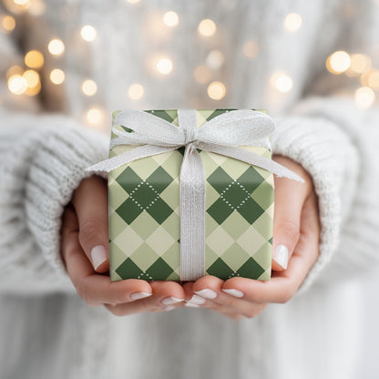 Green Lattice Weaves Quiet Rhythms